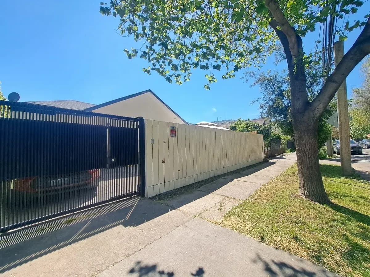 Casa remodelada de 4 dormitorios en Las Condes